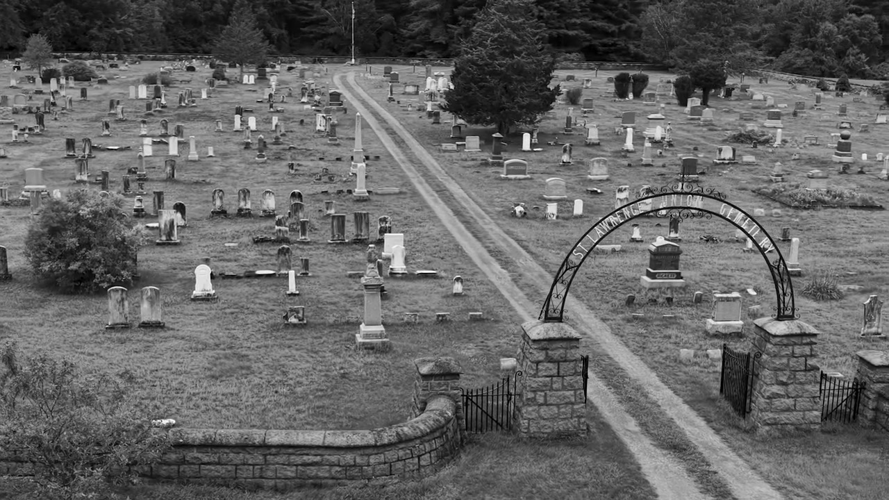 Cimitero con vecchie lapidi - Lapidi in un cimitero spettrale - Scena spaventosa di Halloween