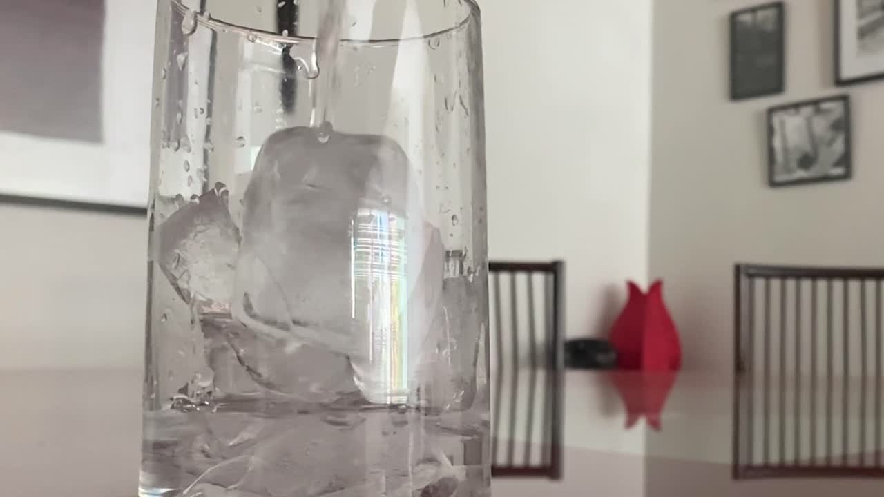 크리스탈처럼 은 유리, 얼어붙은 얼음, 갈증을 해소하는 맛있는 음료