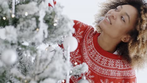 bastante, mujer joven, decorar, un, árbol de navidad