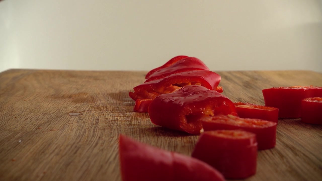 Kokken kutter paprika. Sakte film
