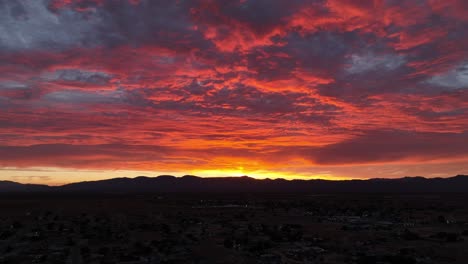 Puesta-De-Sol-Brillantemente-Colorida-Sobre-La-Ciudad-De-California-En-El-Desierto-De-Mojave---Aéreo