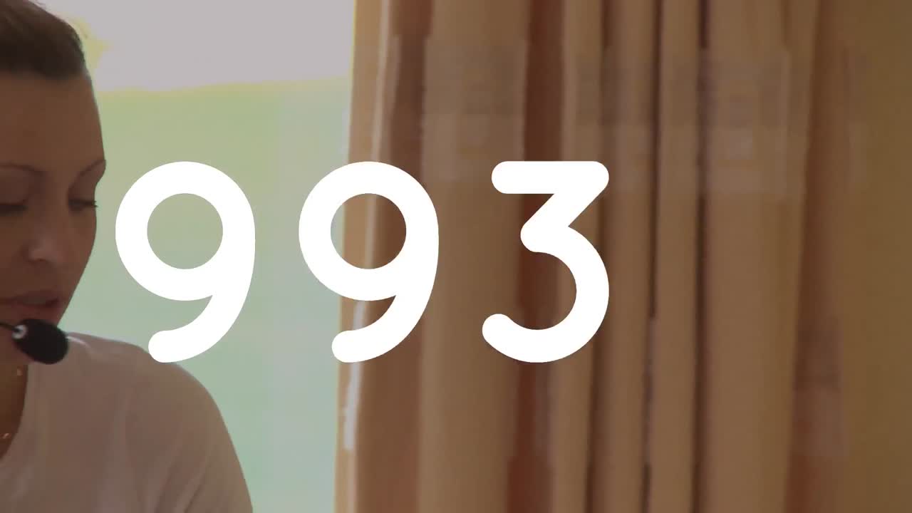 animación de números cambiantes sobre una mujer con auriculares de teléfono