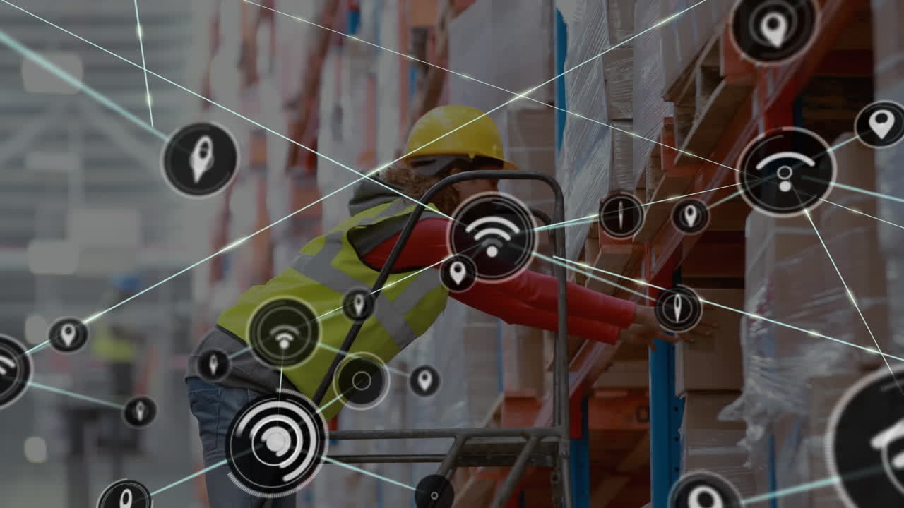 animación de una red de iconos sobre una trabajadora biracial subiendo escaleras para mantener una caja en el estante.