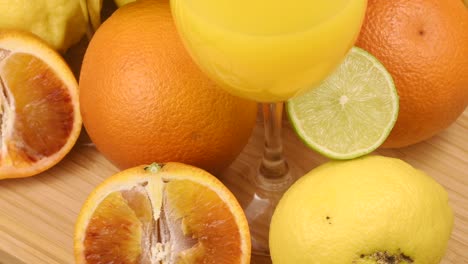frutas cítricas de colores y jugo de frutas refrescante