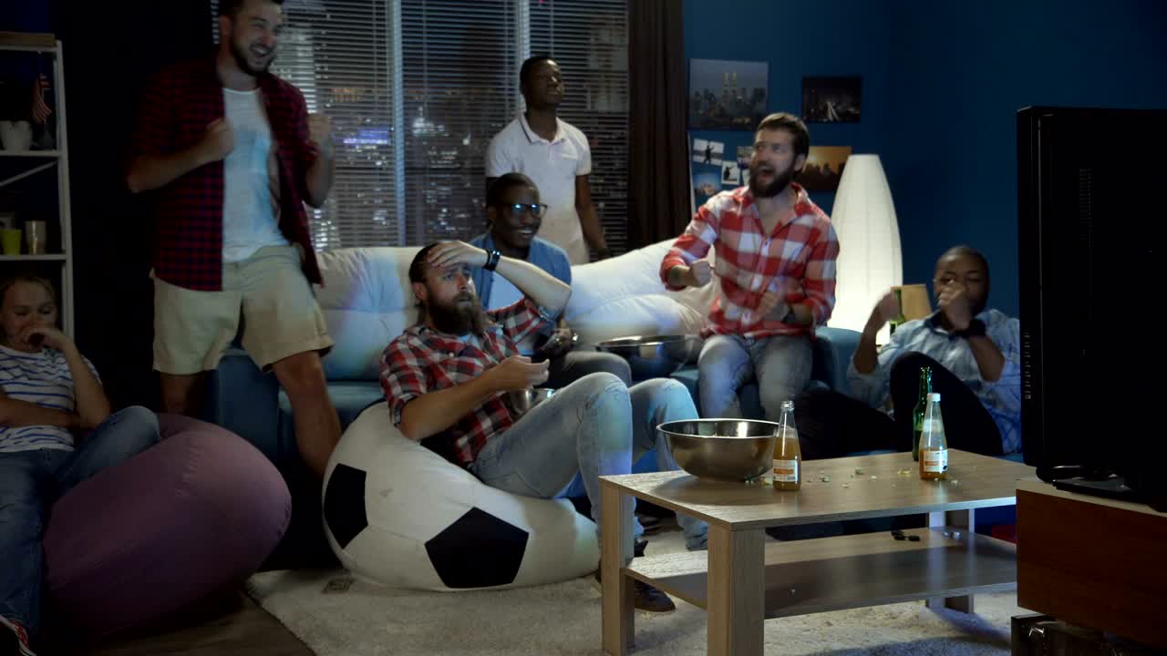 amigos apostando por juegos deportivos y compartiendo dinero