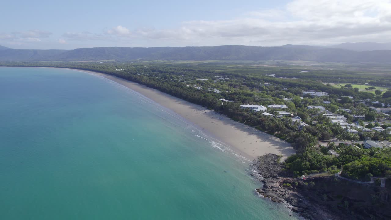 Four Mile Beach con oceano turchese e vegetazione tropicale a Port Douglas, Australia - ripresa aerea con drone