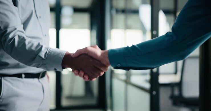 Professionisti d'affari che si stringono la mano in un moderno ufficio