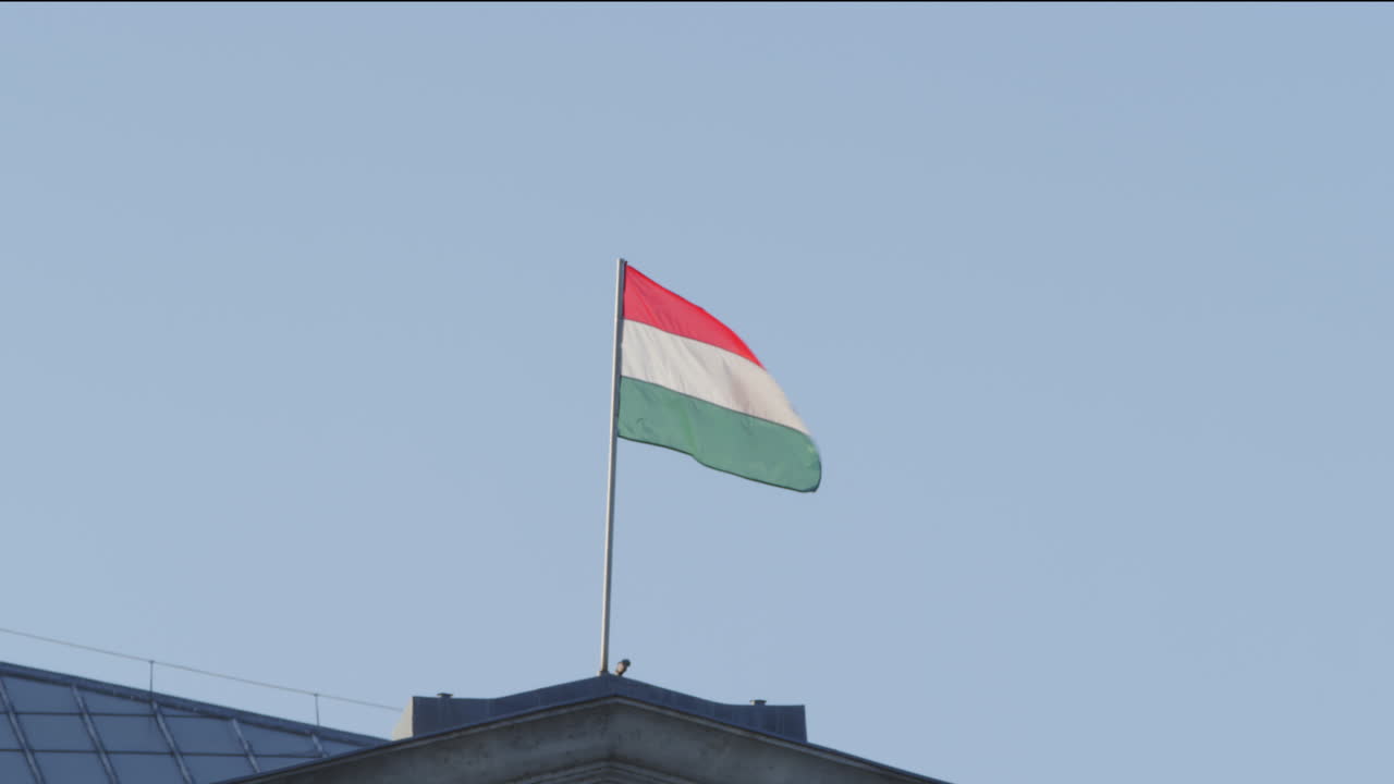 Bandiera ungherese sventola sulla cima di un edificio storico nel centro di Budapest