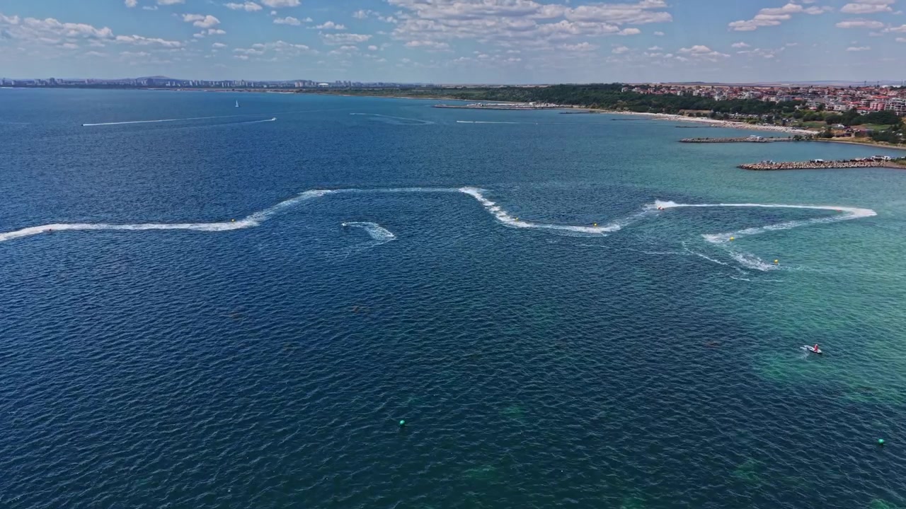 Le onde formano disegni nell'oceano vicino a una città costiera in una giornata di sole