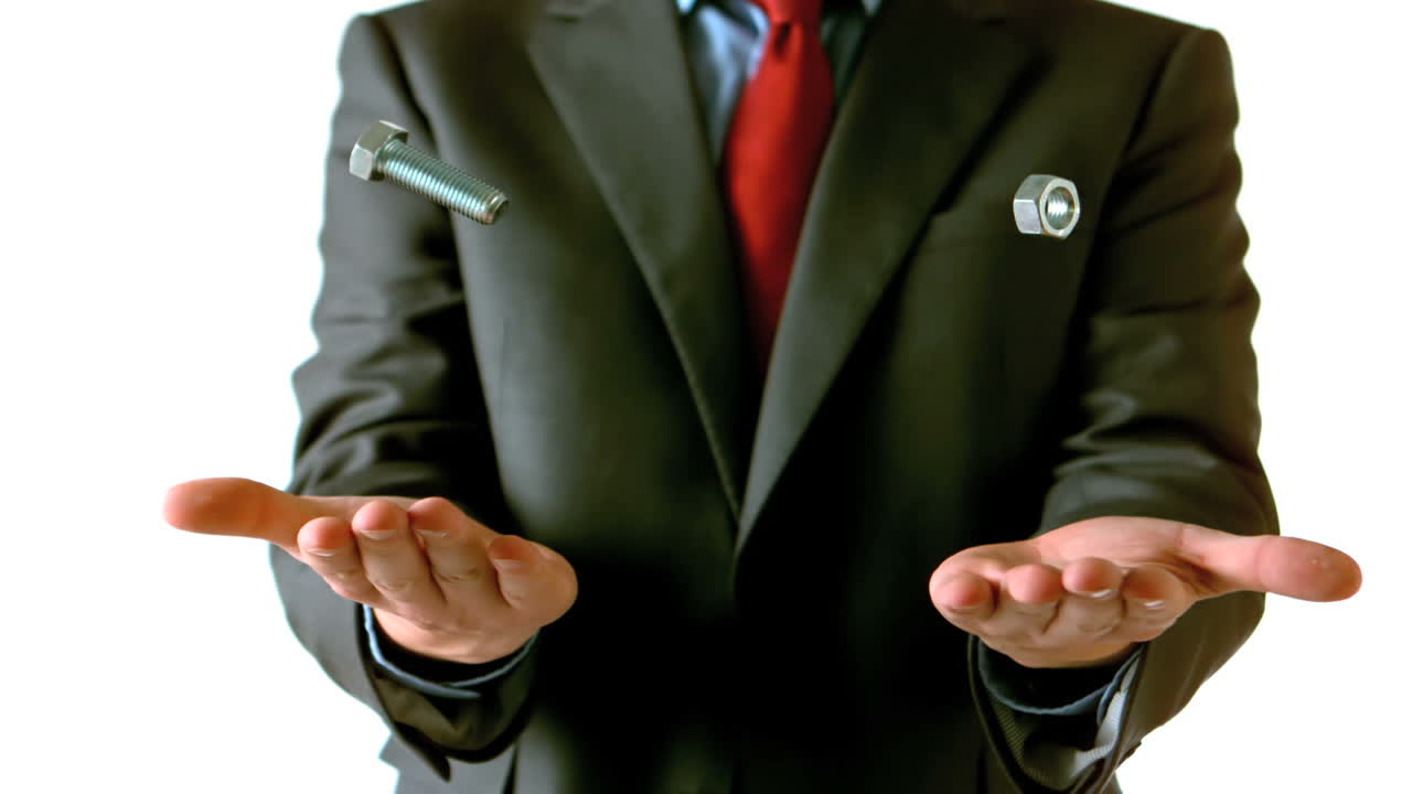 hombre de traje lanzando tornillo y perno