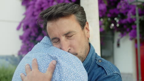 plano medio de una pareja gay abrazándose
