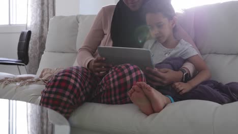 madre e hija en casa