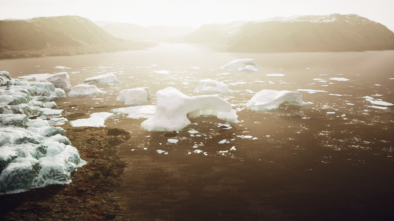 Luftfoto av isberg som flyter i en fjord