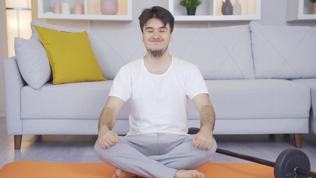 스포츠를 즐기는 남자는 카메라를 쳐다보고 있습니다.