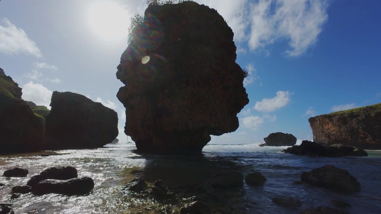 Lav vinkel optagelse af gammel mand ved havet - Saipan, Nordmarianerne.