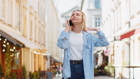 Una-Turista-Que-Tiene-Una-Conversación-Remota-Se-Comunica-Hablando-Por-Teléfono-Inteligente-Con-Una-Buena-Noticia-Para-Un-Amigo.