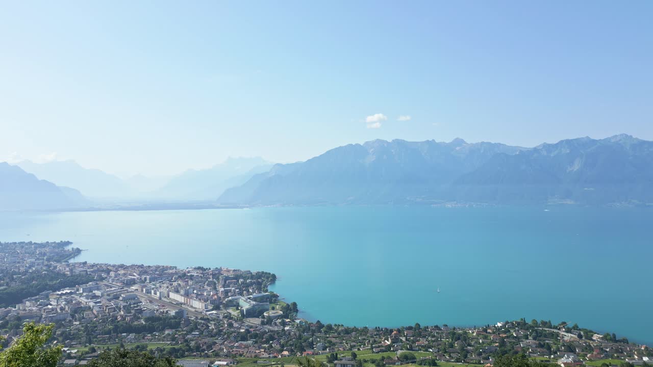 empujar con un dron por encima de vevey con el lago de ginebra y las montañas detrás