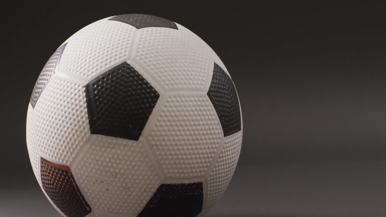 Animazione di un pallone da calcio su sfondo nero con spazio per il testo
