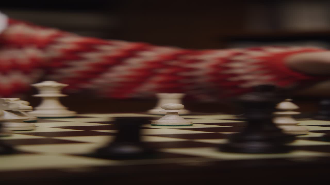 человек, играющий в шахматы