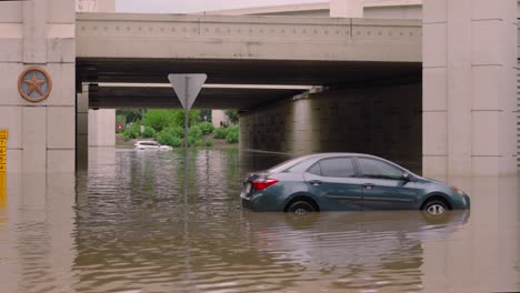 Coches-Varados-En-Las-Aguas-De-La-Inundación-Después-De-Que-El-Huracán-Beryl-Azotara-Houston,-Texas,-En-Julio.