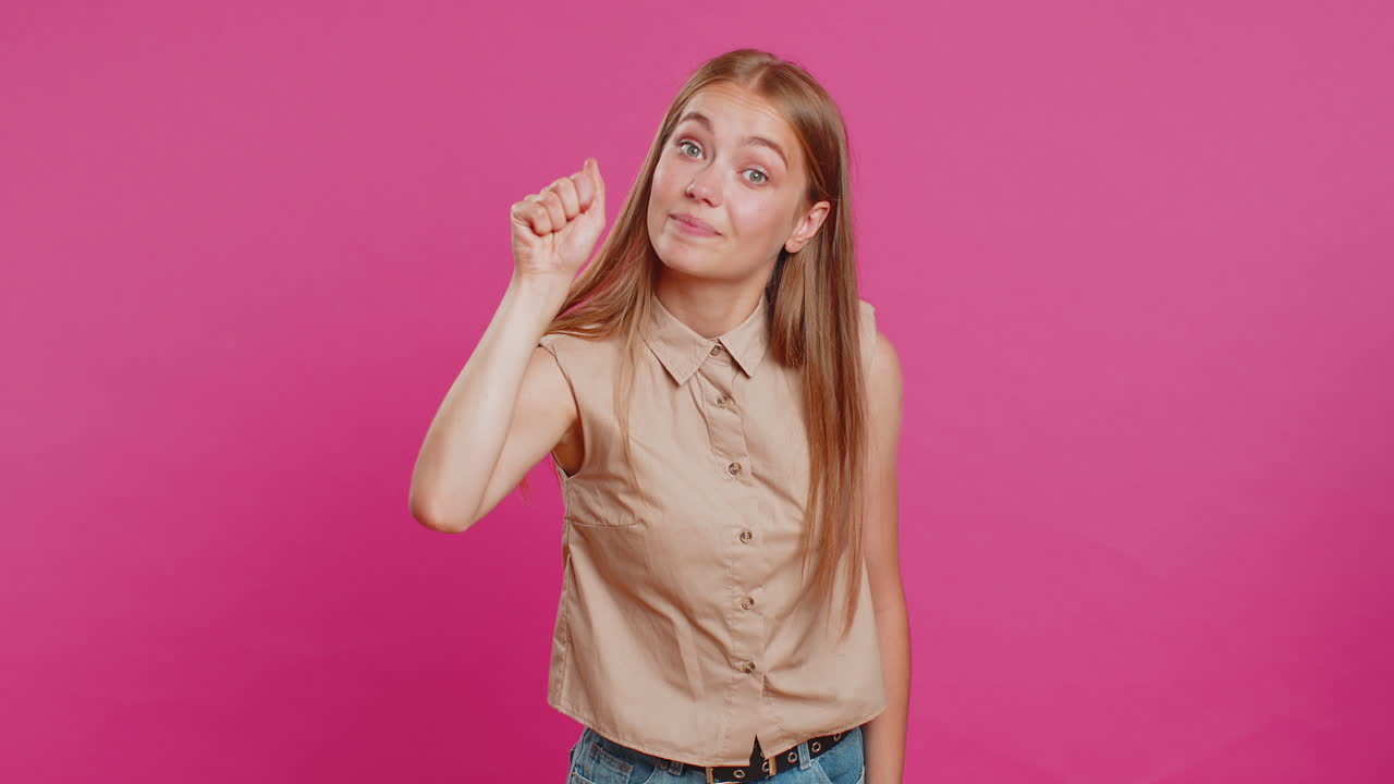 joven emocionada golpeando la puerta gesto preguntando quién está en casa, sintiéndose avergonzada, no tengo idea