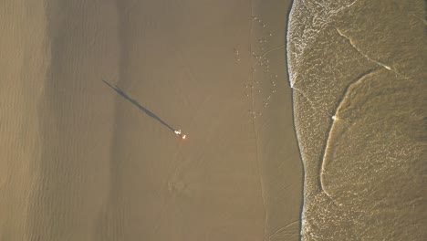 Leute-Stehen-Am-Strand