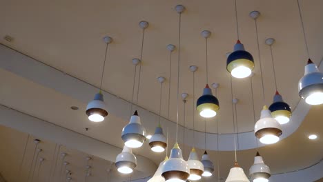 luces colgantes elegantes en un espacio moderno