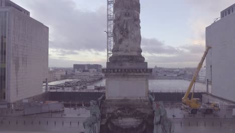 Antena-De-Un-Misterioso-Día-Brumoso-En-Bruselas,-Bélgica,-Con-Iglesias-Catedralicias-Y-Torres-En-Primer-Plano-2