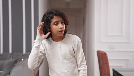 Niño-Adolescente-Indio-Tratando-De-Escuchar-Algo