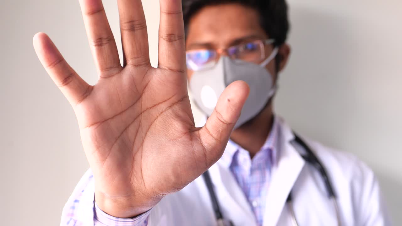 Medico che fa un gesto di stop