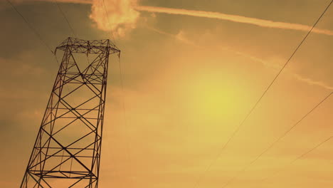 puesta de sol sobre la torre de transmisión