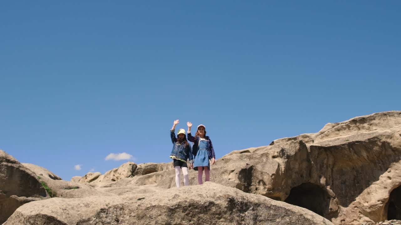 дети завоевали гору, на вершине. избирательный фокус. природа.