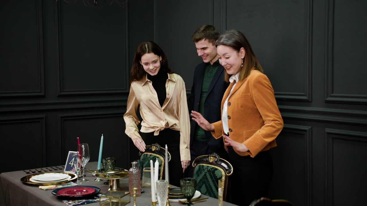 una mujer asiática hablando con una pareja.