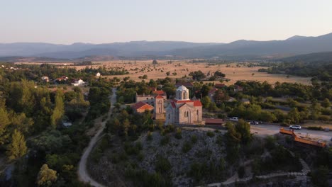 retirada aérea más allá del monasterio la iglesia se inclina hacia abajo revela izvor cetina ojo de la tierra croacia