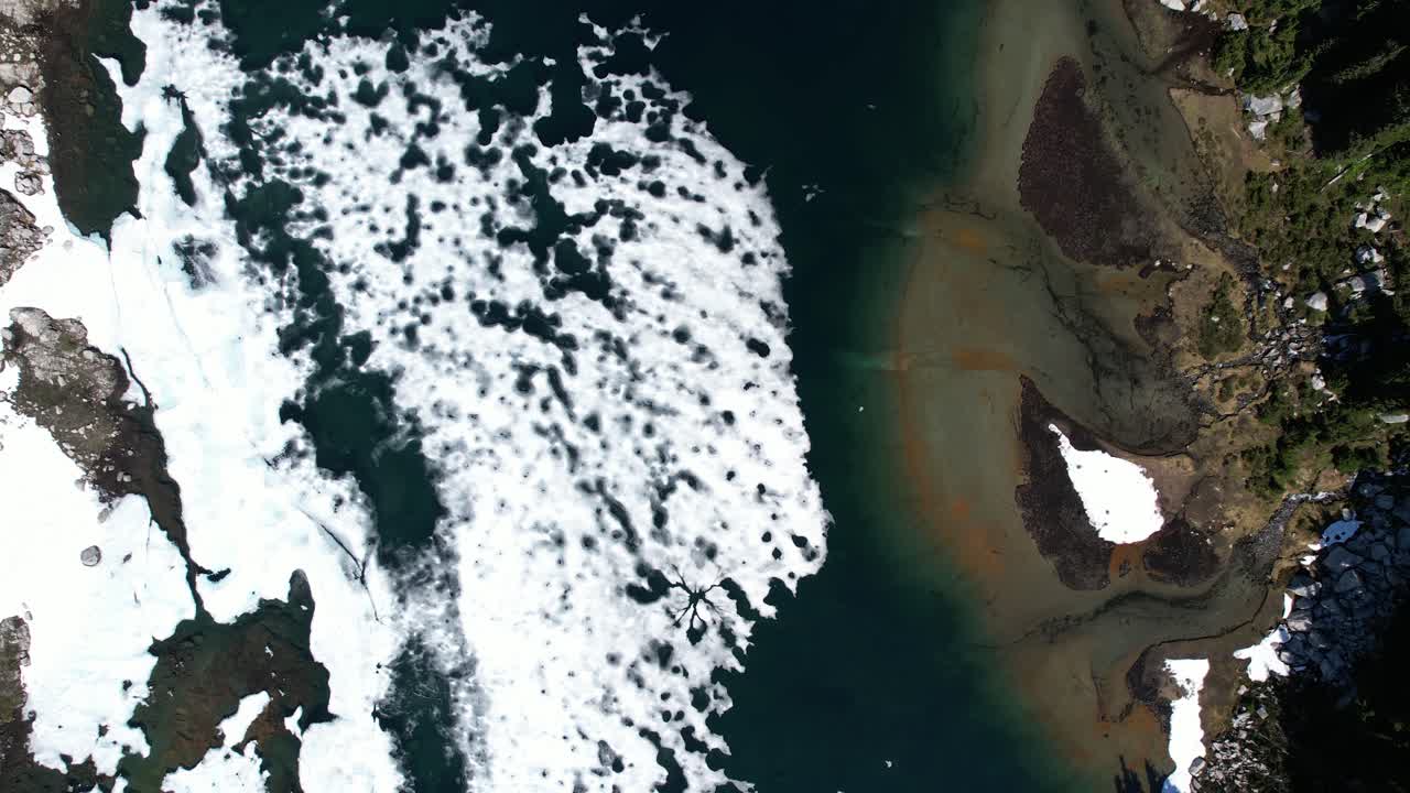 escorrentía de un río desde un arroyo de montaña hasta un lago alpino