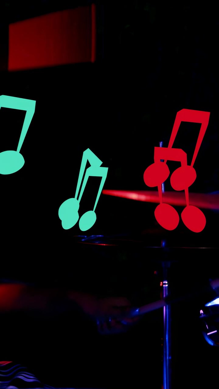 Video verticale: Batterista che alterna i colpi, la mano sinistra che colpisce il piatto, con note musicali che fluttuano.