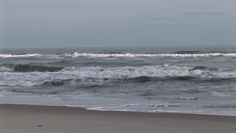 wide-shot-of-ocean-waves