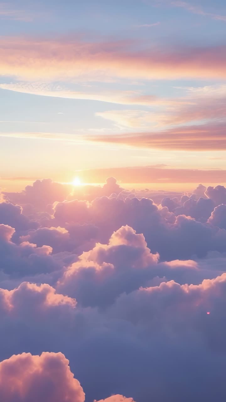 Video verticale: alba con sole che sfiora nuvole cumuli che brillano di rosa e oro all'alba ad alta quota