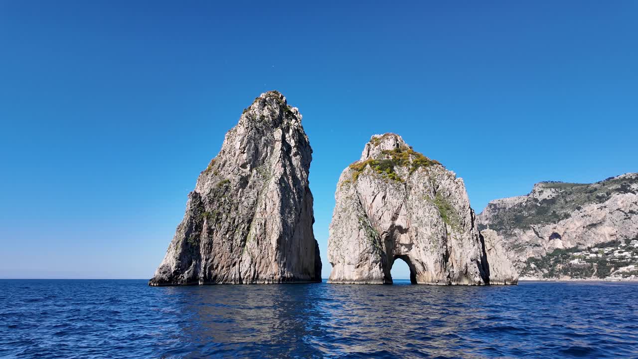 Isola dei Faraglioni a Capri, Napoli, Italia. Paesaggio sulla spiaggia. Scena con scogliere giganti. Isola dei Faraglioni a Capri, Napoli, Italia. Skyline del Golfo di Napoli. Costa del Mar Mediterraneo. Isola di Capri panoramica
