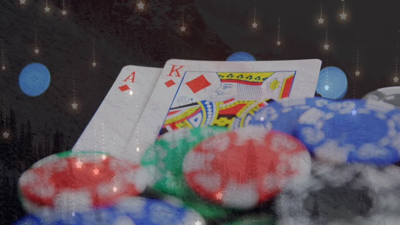 Animazione di icone a forma di stella che cadono su un primo piano di carte da gioco e fiches da poker da casinò su un tavolo