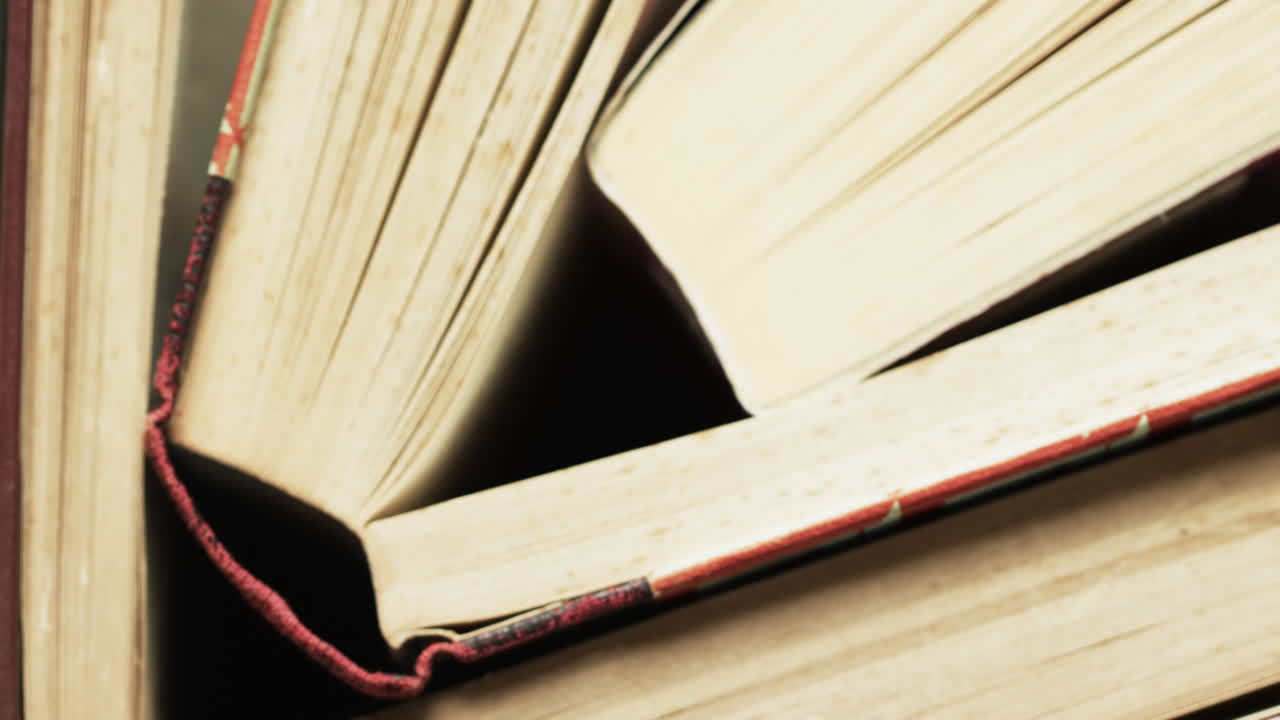 micro de libros y espacio de copia en fondo gris