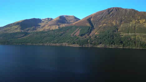 Höhenanstieg-über-Dem-Dunklen-Bergsee-Loch-Lochy-Im-Schottischen-Hochland