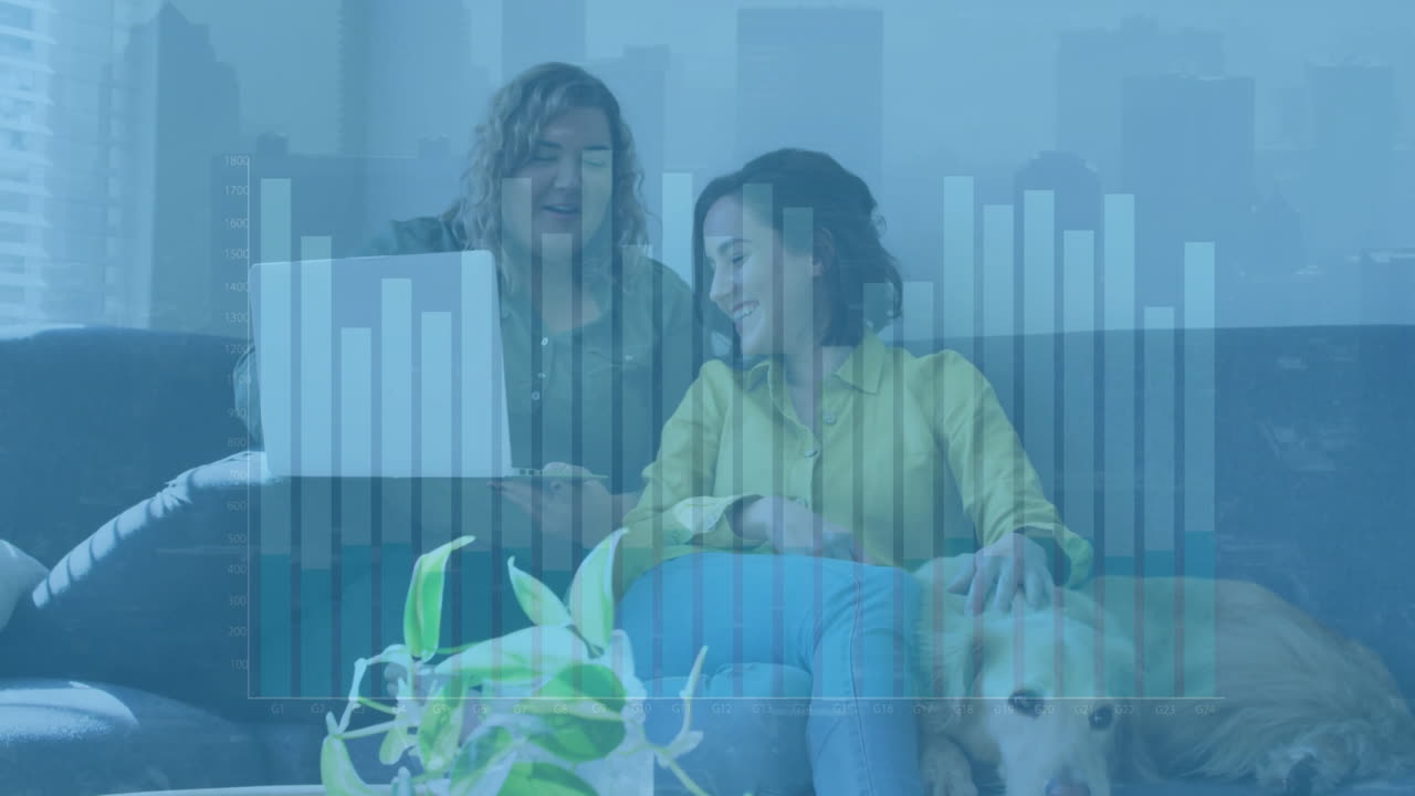 animación de gráfico sobre una pareja de lesbianas diversas con perro viendo videos en la computadora portátil en casa