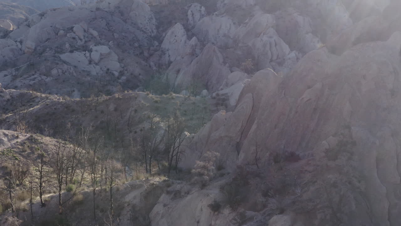 vista aérea de formaciones rocosas únicas en el punchbowl del diablo con llamaradas solares y terreno accidentado