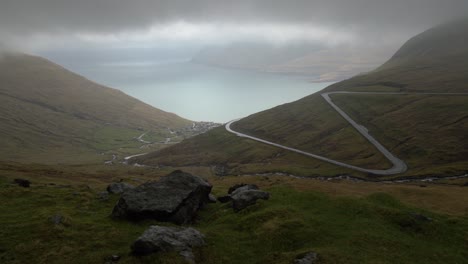 vista aérea de la pequeña ciudad de funningur y funningsfjord durante el místico día nublado en la isla de eysturoy, isla feroe