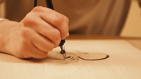 imágenes de primer plano del artista quemando un pato con leña