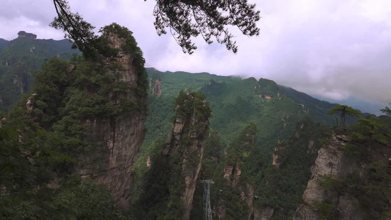 Scogliere e funivie a Zhangjiajie con ascensore in vetro, zona panoramica di Wulingyuan, Cina