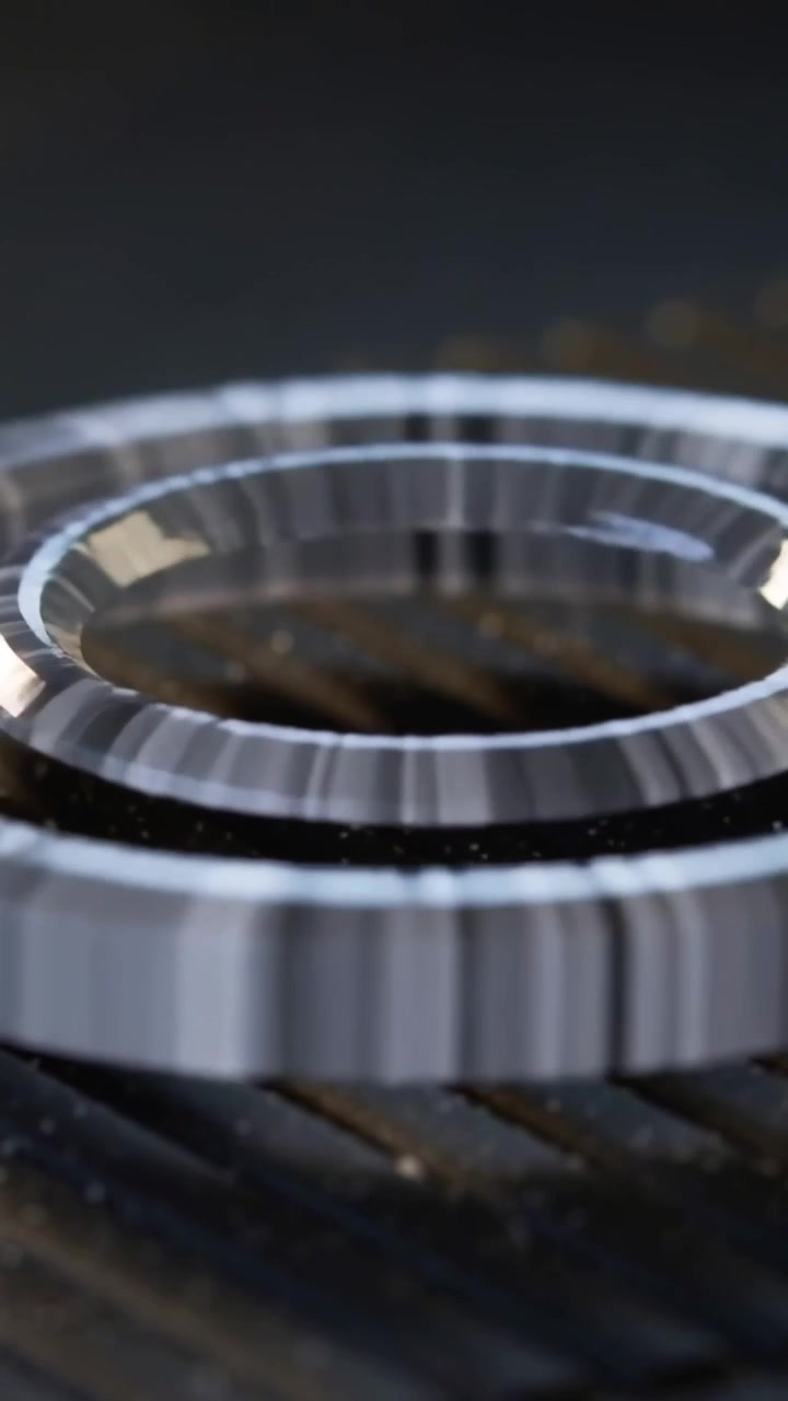 Vertikal video: Roterende metalring svæver over studie, kamera stiger og viser ribbet bundstøv