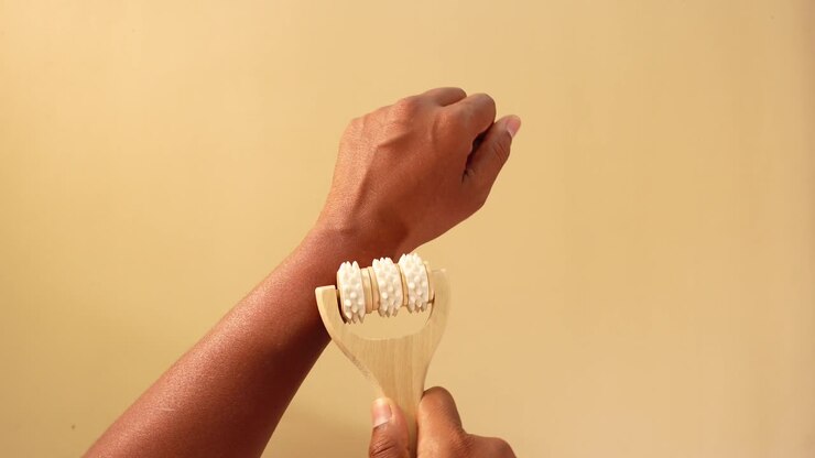 Hand massage with massage roller