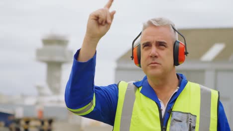 ingeniero masculino haciendo gestos en el aeropuerto 4k